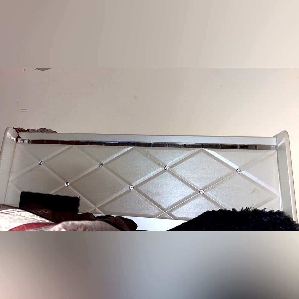 KING BEDROOM SET HEADBOARD/DRESSER W MIRROR